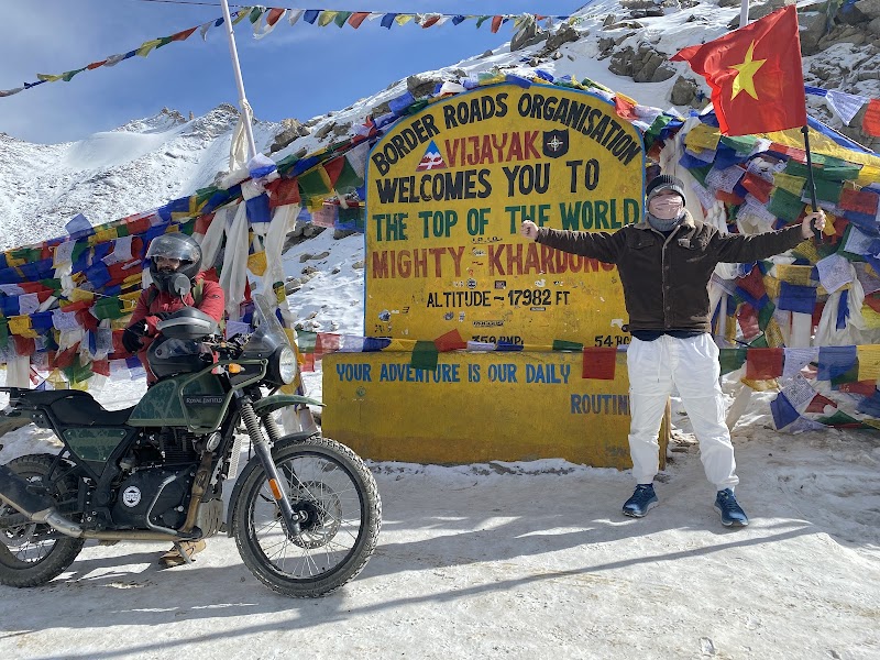 Bikers celebrating at Khardungla summit