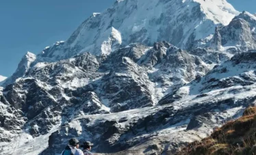 Trekkers-walking-through-machhapuchhre