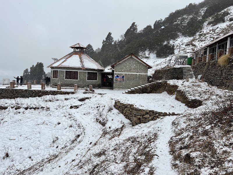 A snow-covered trail at Khaliya Top Zero Point during the peak winter trekking season in Munsiyari.