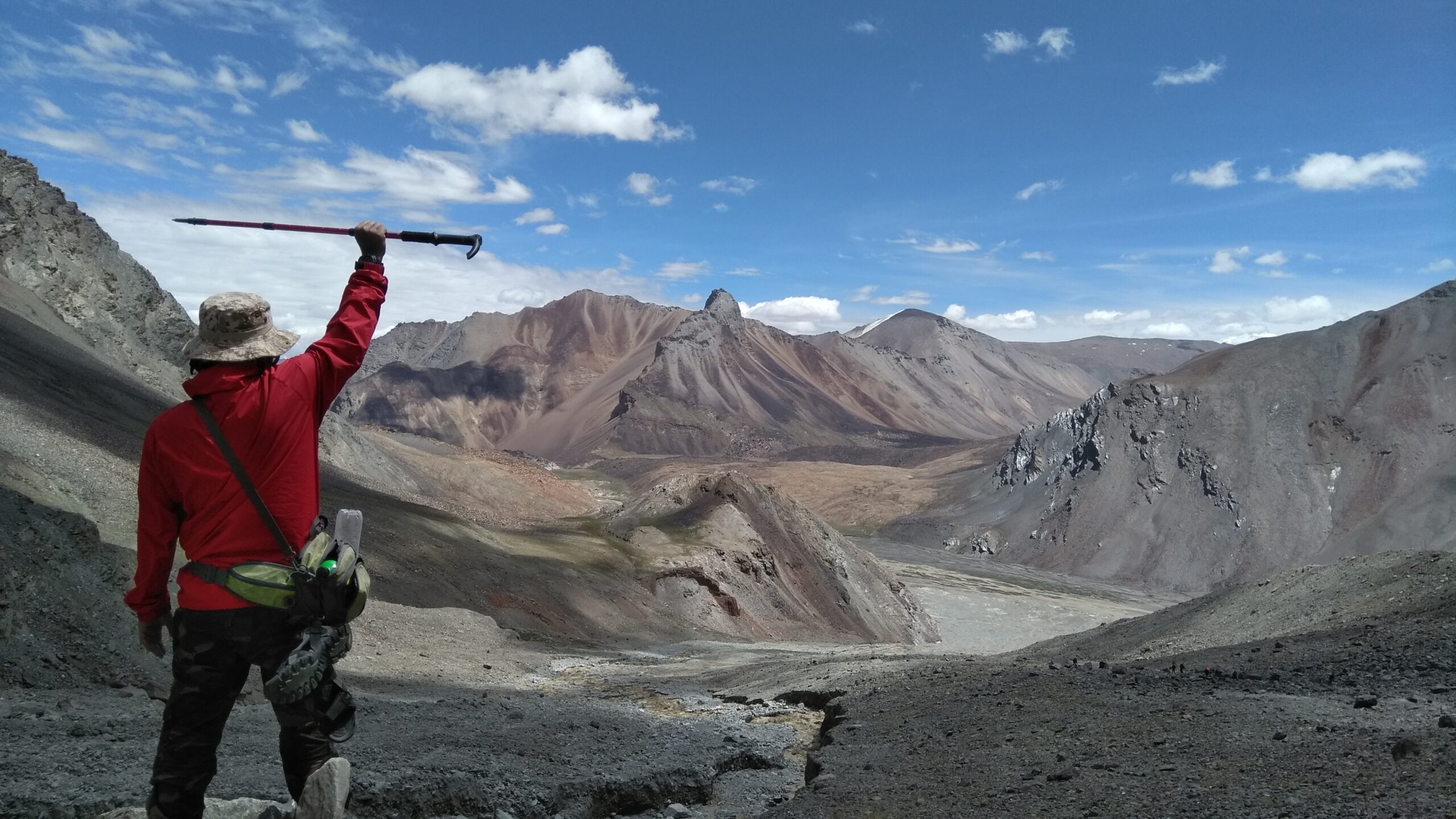 Mountaineers climbing Yunam Peak